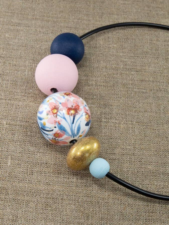 Collier de perles en bois à fleurs roses pour la vente par Gannwood