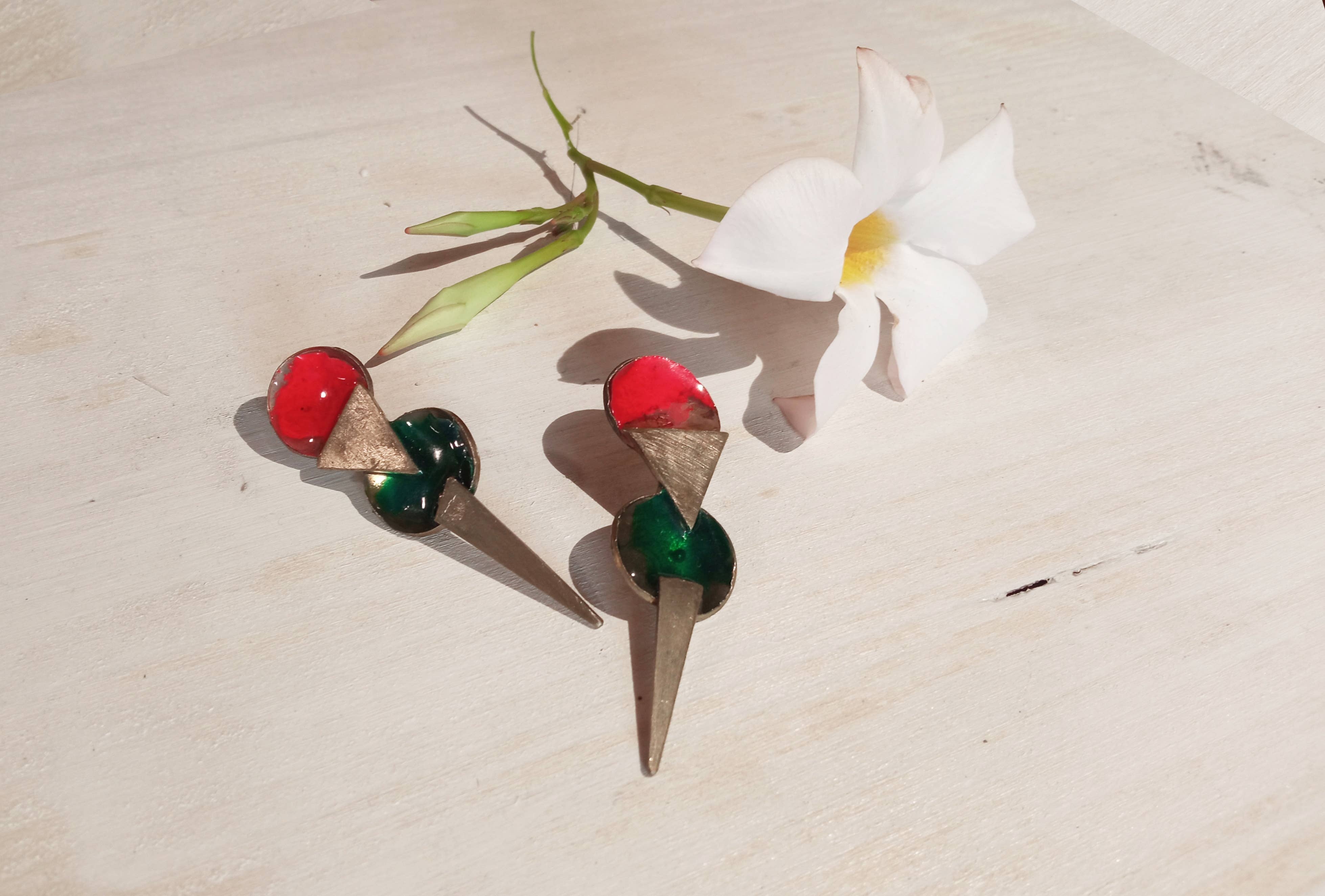 Thomas Ayers Jewellery - Vendita all'ingrosso Orecchini pendenti - Orecchini geometrici in ottone con resina rossa e verde0