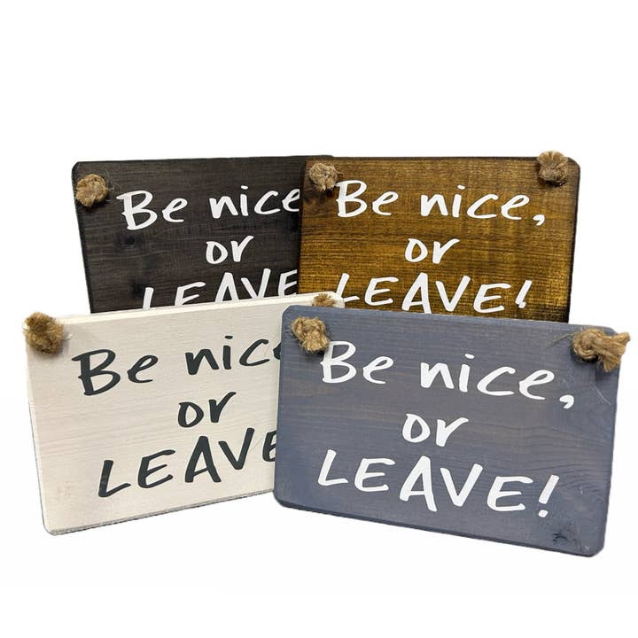 Panneau en bois à suspendre fait main Be Nice or Leave pour la vente par The Giggle Gift Company