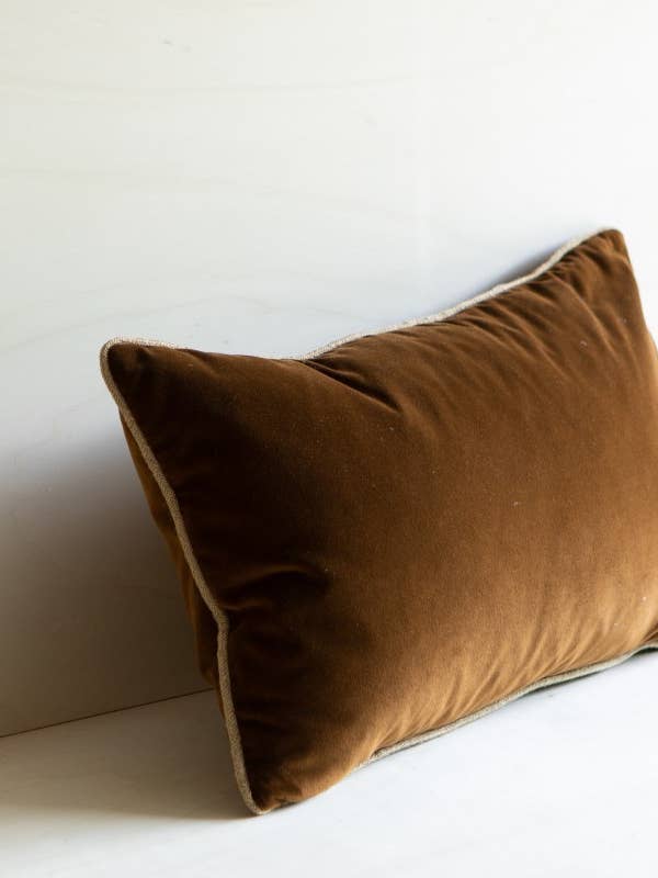 Housse de coussin en velours Ocre pour la vente par Gabrielle Paris