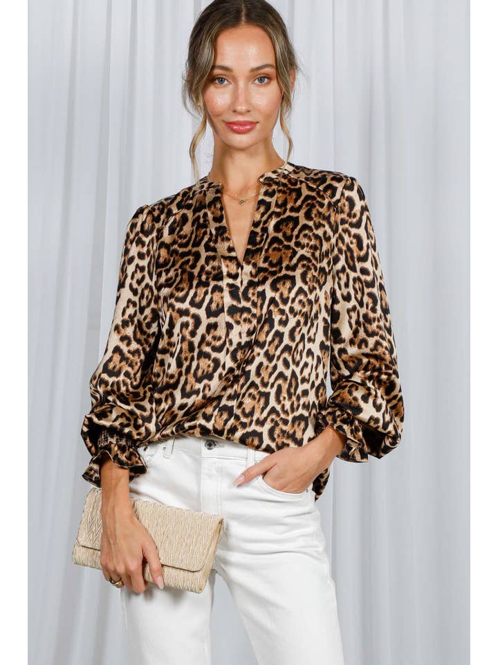 Brun Bluse med Henley-krave og leopardprint i elastisk smock fra Vine & Love for engroshandel på Faire10