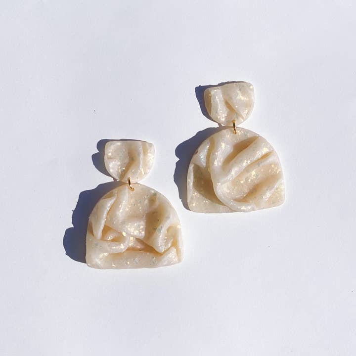pendientes drapeados opalescentes para venta al por mayor de The Color Theory