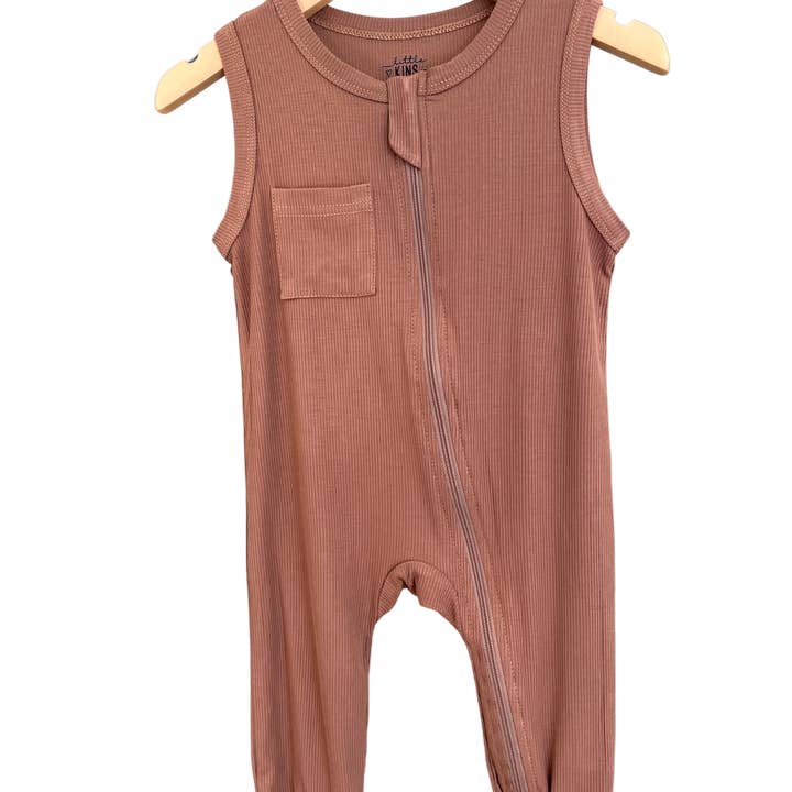 Ärmelloser Strampler aus geripptem Bambus - Caramel für den Großhandel von Little Kins Company