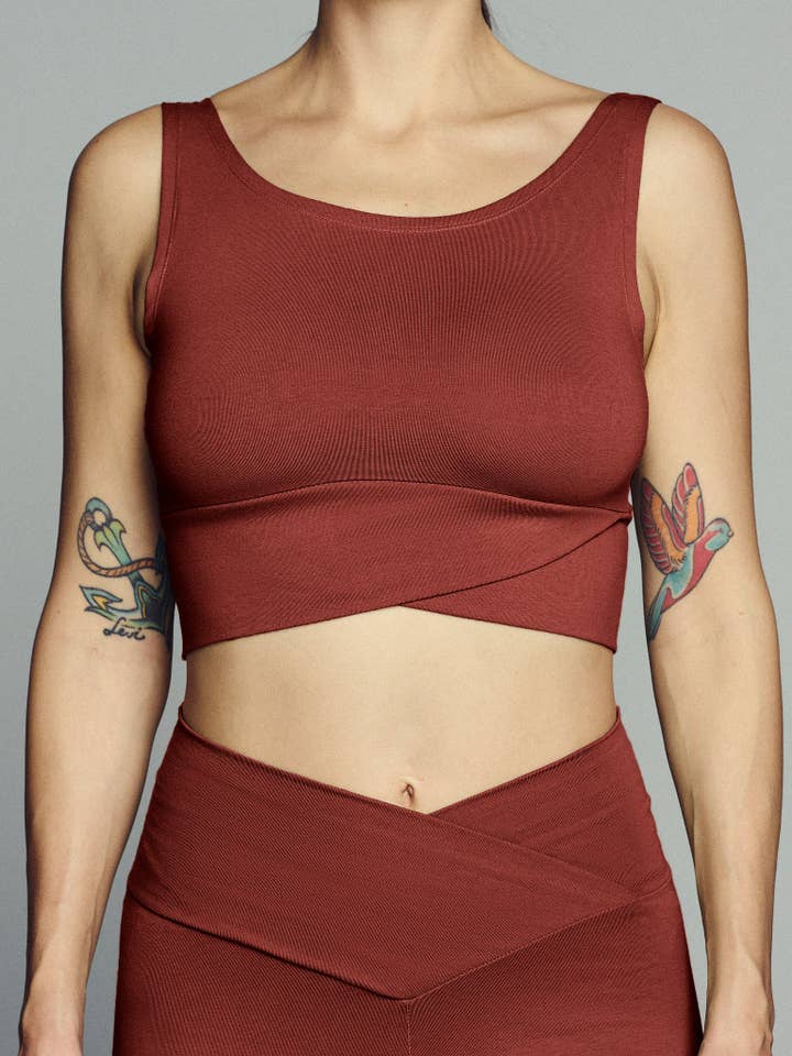 Top da yoga all'henné bruciato per la vendita all'ingrosso da parte di Budevi