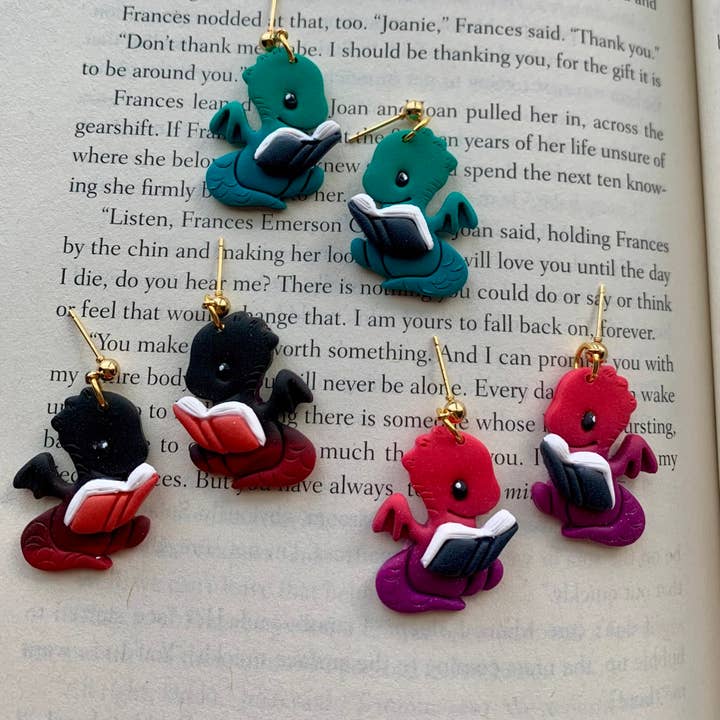 Boucles d'oreilles pendantes Dragons Reading pour la vente par Hello Neighbor Art