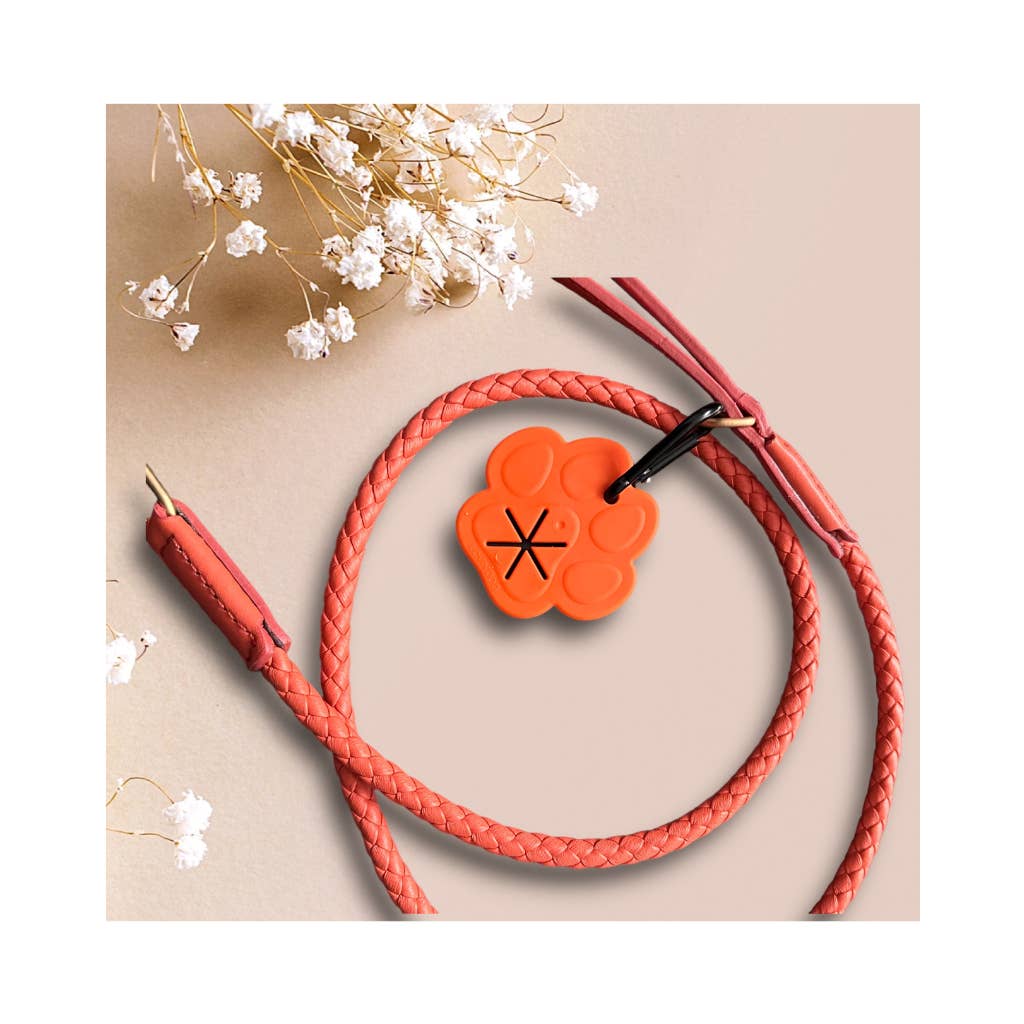 LOVIN'DOG - Vente Distributeur de sacs à déjections canines - Porte-sacs à déjections en forme de patte orange2