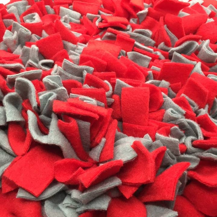 Tapis à priser lavable rouge et gris pour le nez d'animal domestique Choisissez votre taille pour la vente par Life’s A Treasure Mat