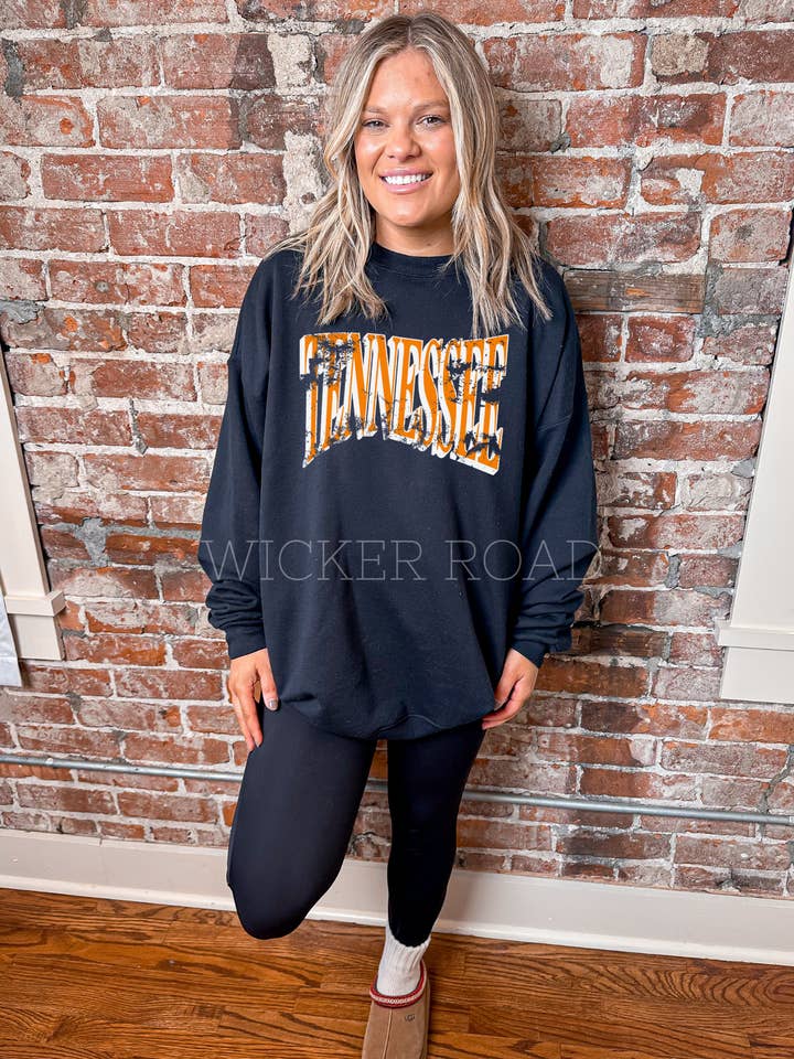 Sweatshirt rétro Tennessee - noir pour la vente par Wicker Road Boutique
