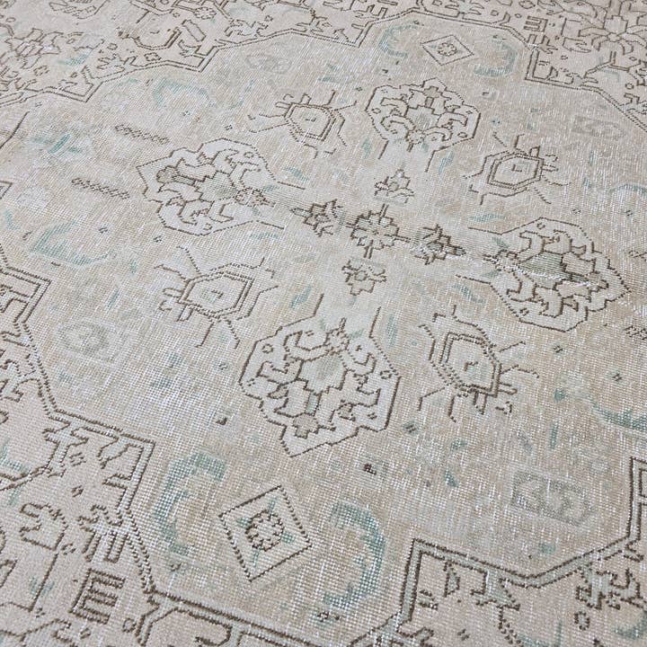 MesopotamiaRugs - Wholesale Area rug - 9x12 Vintage Heriz Rug: Neutral Oriental Wool, Large Area Rug4