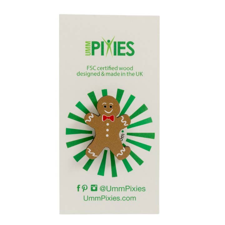 Badge en bois en forme de bonhomme en pain d'épices portant un nœud papillon pour la vente par UmmPixies