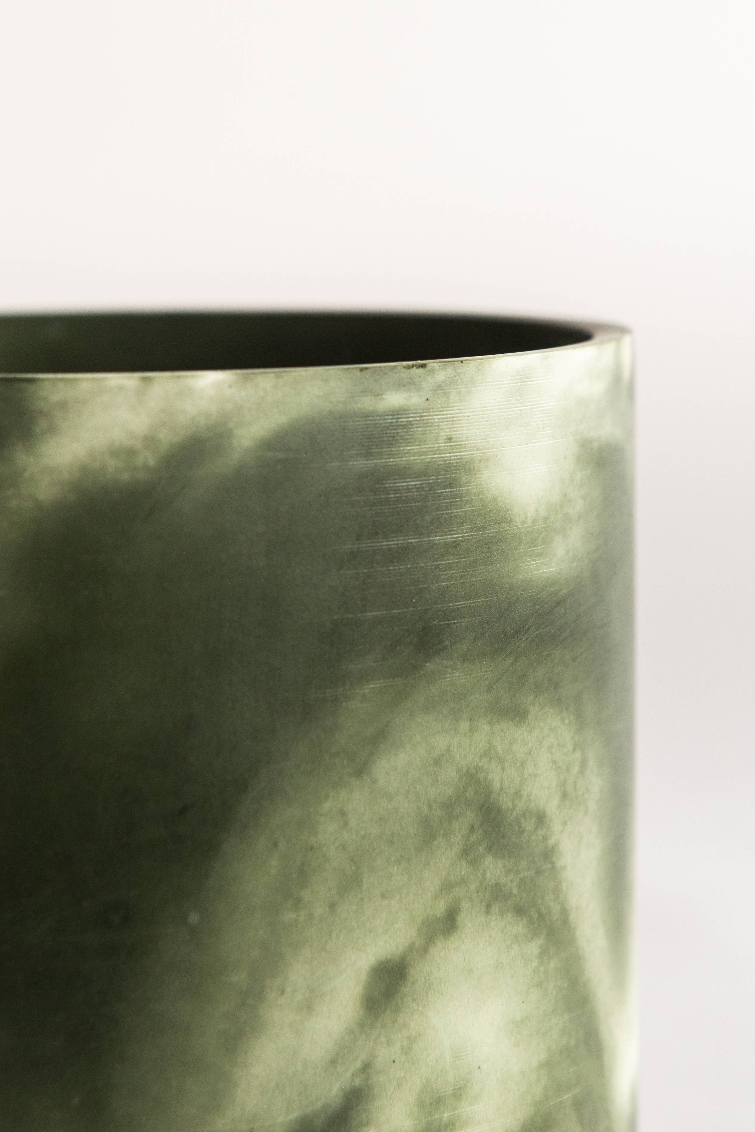 Concrete Jungle - Vente Pot pour plante d'intérieur - Pot de fleurs d'intérieur moulé à la main | Muddy Green & Off-White1