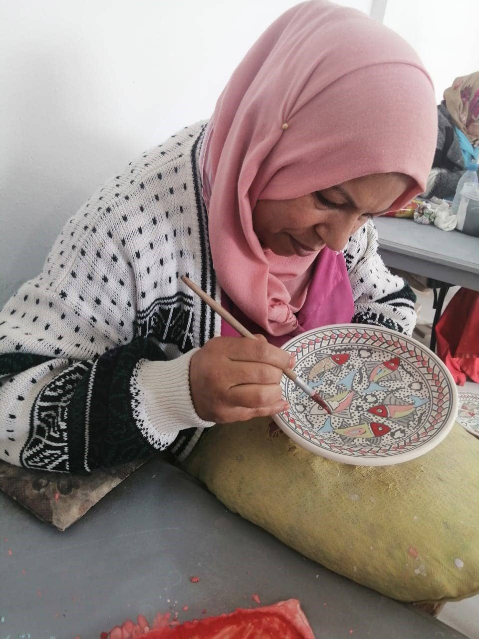 Sobremesa – wholesale Dippskål – Blå fisk handmålad keramisk Tapas Chip & Dip Server5