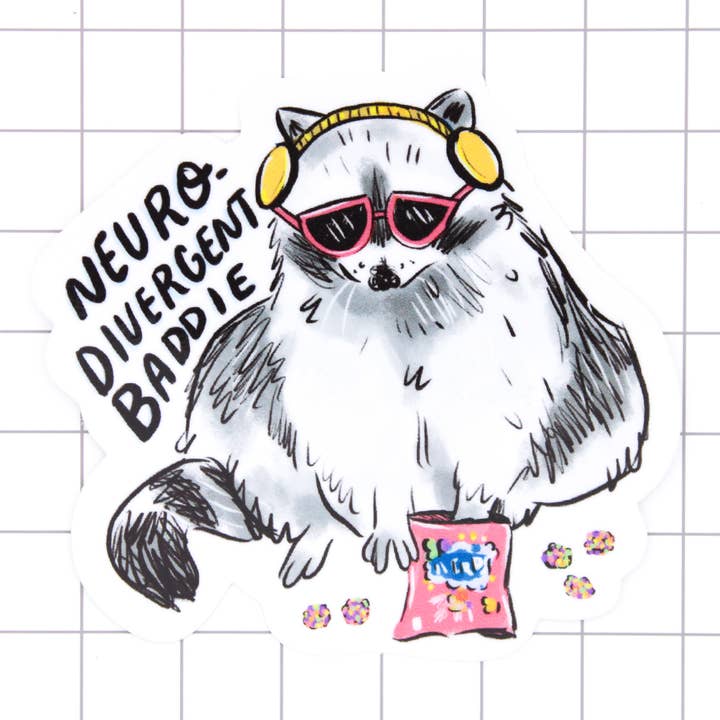 Vinylsticker met neurodivergente wasbeer voor wholesale door Amy Hartelust Art and Illustration