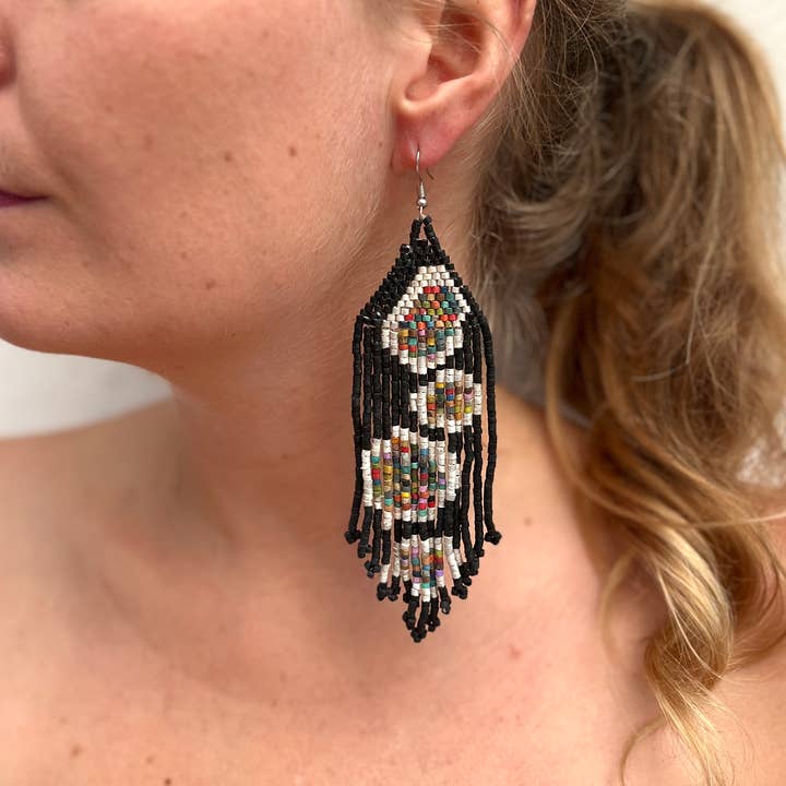 Brincos Artesanais com Franjas em Design Divertido e Único por atacado de Los Colores de la Tierra