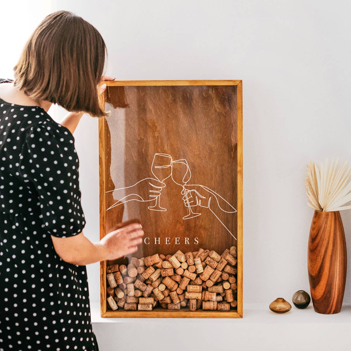 The Corkbox Company - Vendita all'ingrosso Portatappi da vino - Wine Art, porta tappo per vino, espositore in legno «Cheers»5