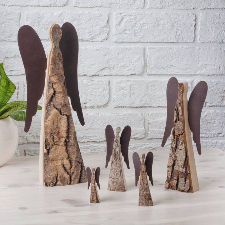 Træ engel figur med metal vinger for engroshandel hos Forest Decor