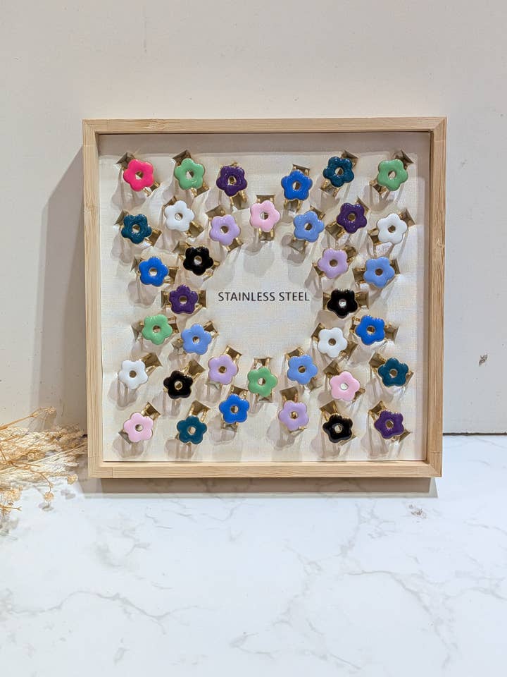 Set of 36 rings in the shape of small flowers for wholesale by LOLO & YAYA