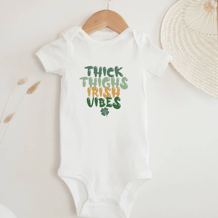 Romper met Irish Vibes Thick Thighs voor wholesale door Petite Star Rising