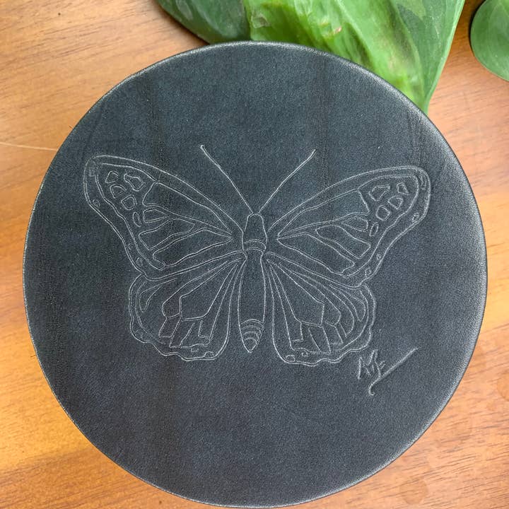 Sottobicchiere in pelle - Alison Emery Monarch per la vendita all'ingrosso da parte di Uptown Common