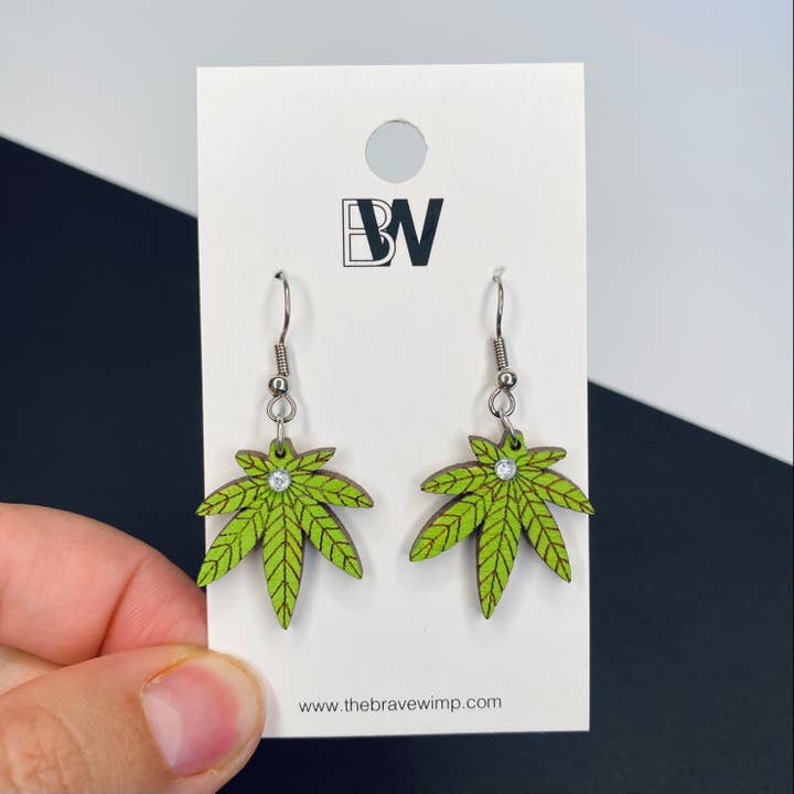Brave Wimp - Venta al por mayor Pendientes colgantes - Pendientes gancho francés de hoja de marihuana de madera