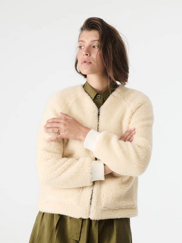 CAMILLE fleecetröja i ecru för wholesale av TOMO Clothing