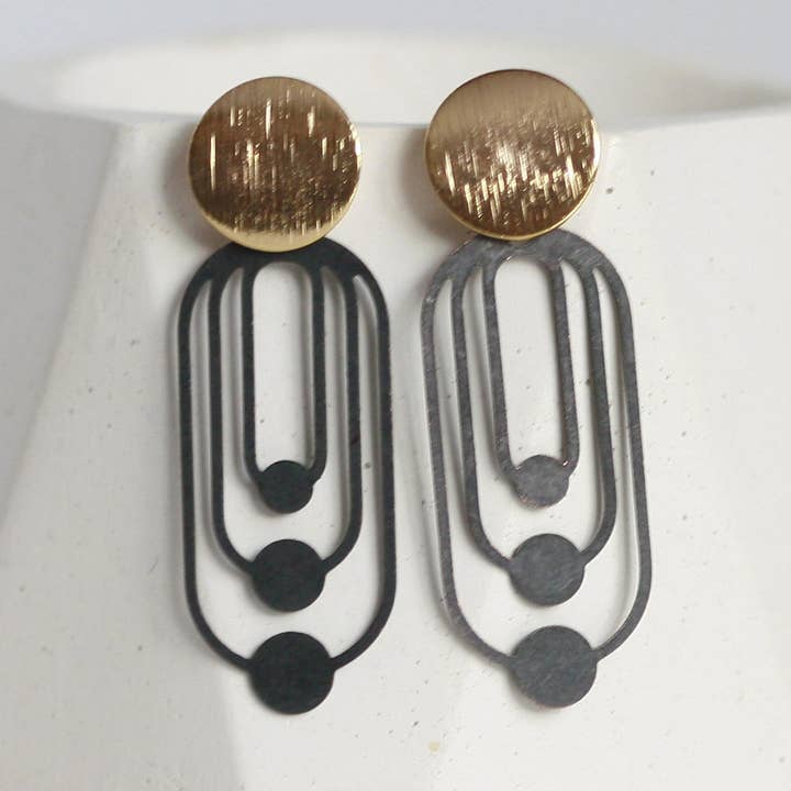 Svarta och guldfärgade örhängen i art deco-stil | Stift för wholesale av Kaiko Studio