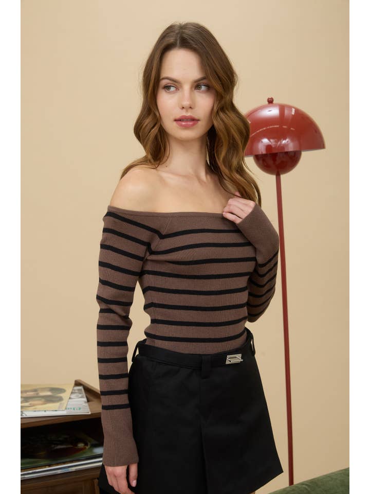 The Workshop Studio – Engroshandel Pullover - Dame – LANGÆRMET STRIBET STRIK AF SKULDEREN2