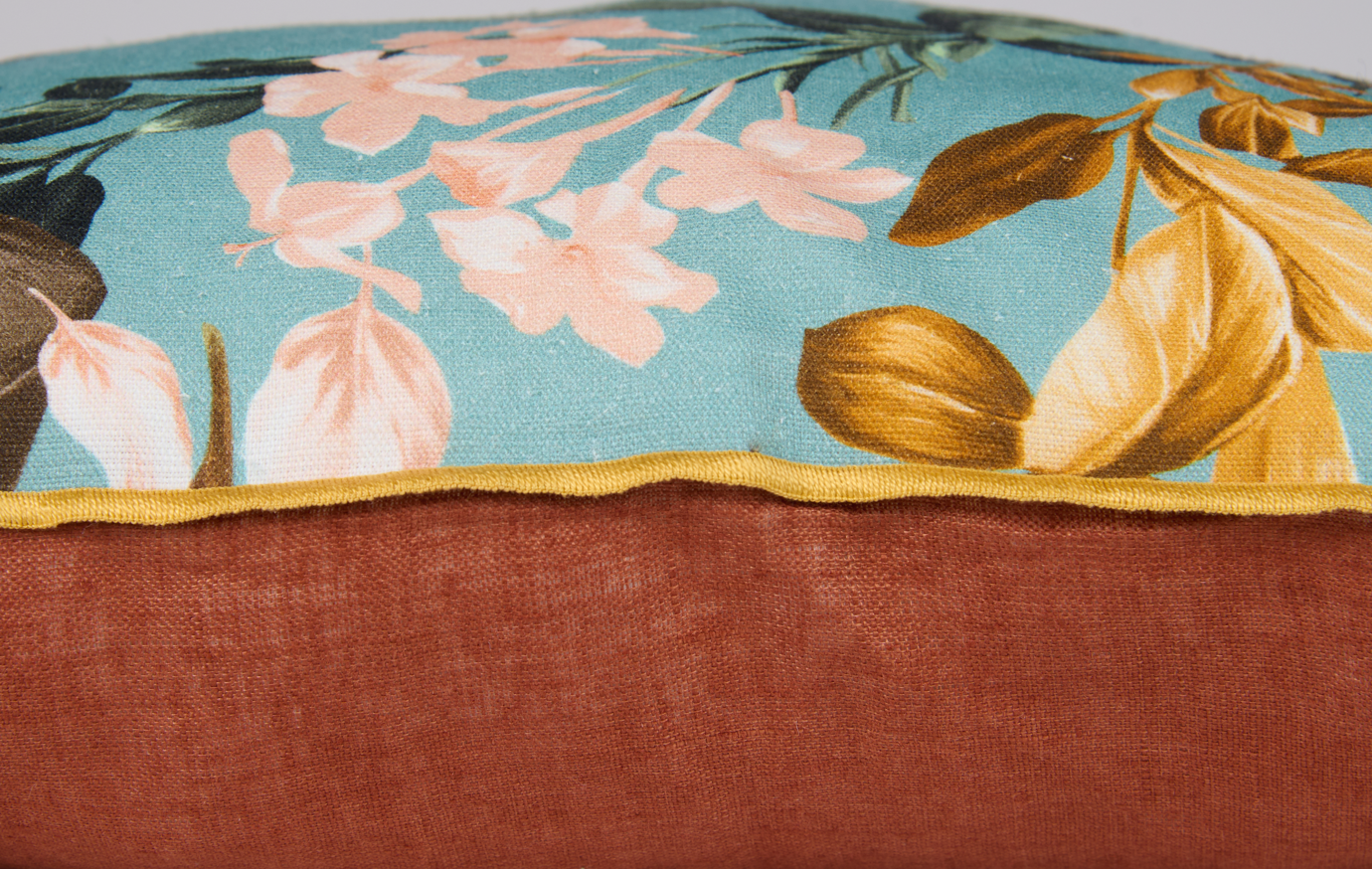 Stamen Studio srl – wholesale Dekorativ kudde – Terrakotta - blommig kudde med broderad kant2