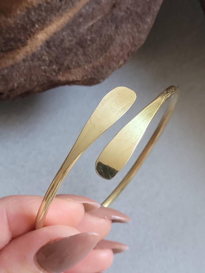 Hammeret messingarmbånd: Justerbart minimalistisk smykke #2 for engroshandel hos Laboheme