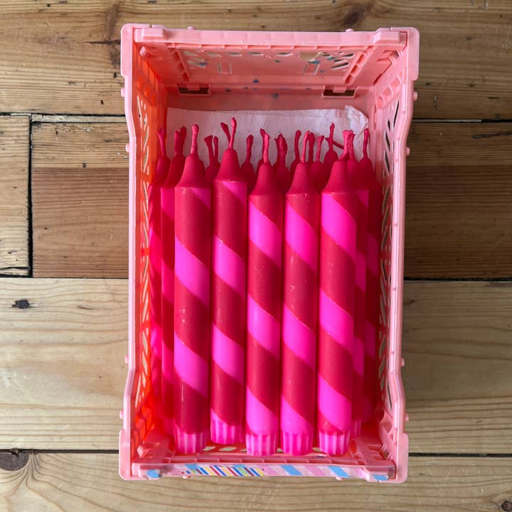 True North Chandlers - Candles – wholesale Avsmalnande ljus – Neonrosa och röd Helter Skelter-middagljus1