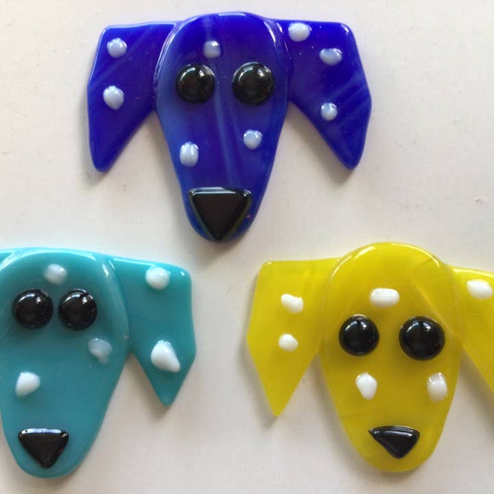 Colori assortiti di blu, gialli, aquas, nero, bianco e verde. Addobbo natalizio in vetro con cane in vendita all'ingrosso su Faire5