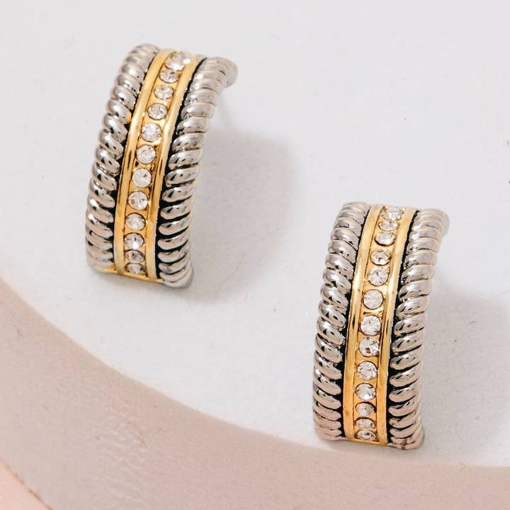 Orecchini a cerchio a strati con pavé di cz bicolore e texture a corda per la vendita all'ingrosso da parte di The Looks by Fame Accessories