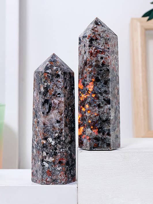 Generatore di Punti Torre Yooperlite - Il Bagliore della Natura nella Tua Casa, Regalo di Cristallo di Natale per la vendita all'ingrosso da parte di Moon Rituals