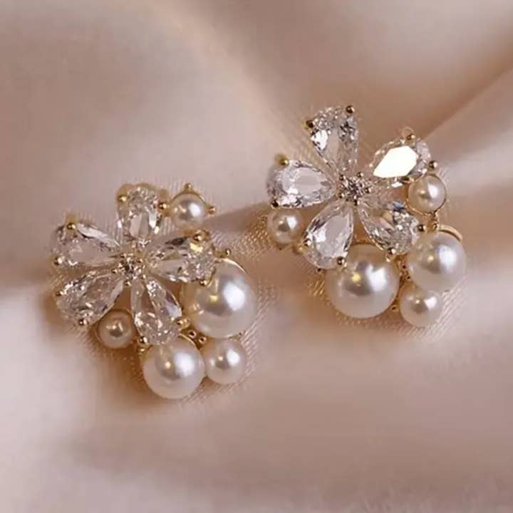 Pendiente colgante de flor con racimo de perlas delicadas y circonitas cúbicas en oro de 14 quilates. para venta al por mayor de Everly Yours