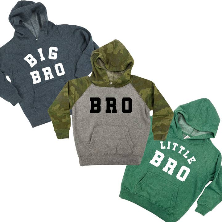 Varsity 'Bro' Broer of Zus T-shirts - (Kies je rol) - Kinder Hoodie voor wholesale door Little Mama Shirt Shop