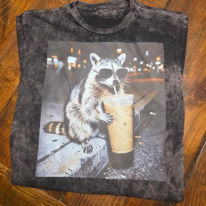 Raton laveur buvant du café pour la vente par The Jasper Boutique