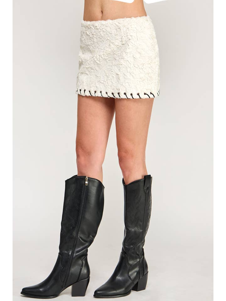 Weiss Feder-Minirock - Wildleder-Fell mit Peitschenstich in mittlerer Taille für den Großhandel auf Faire2