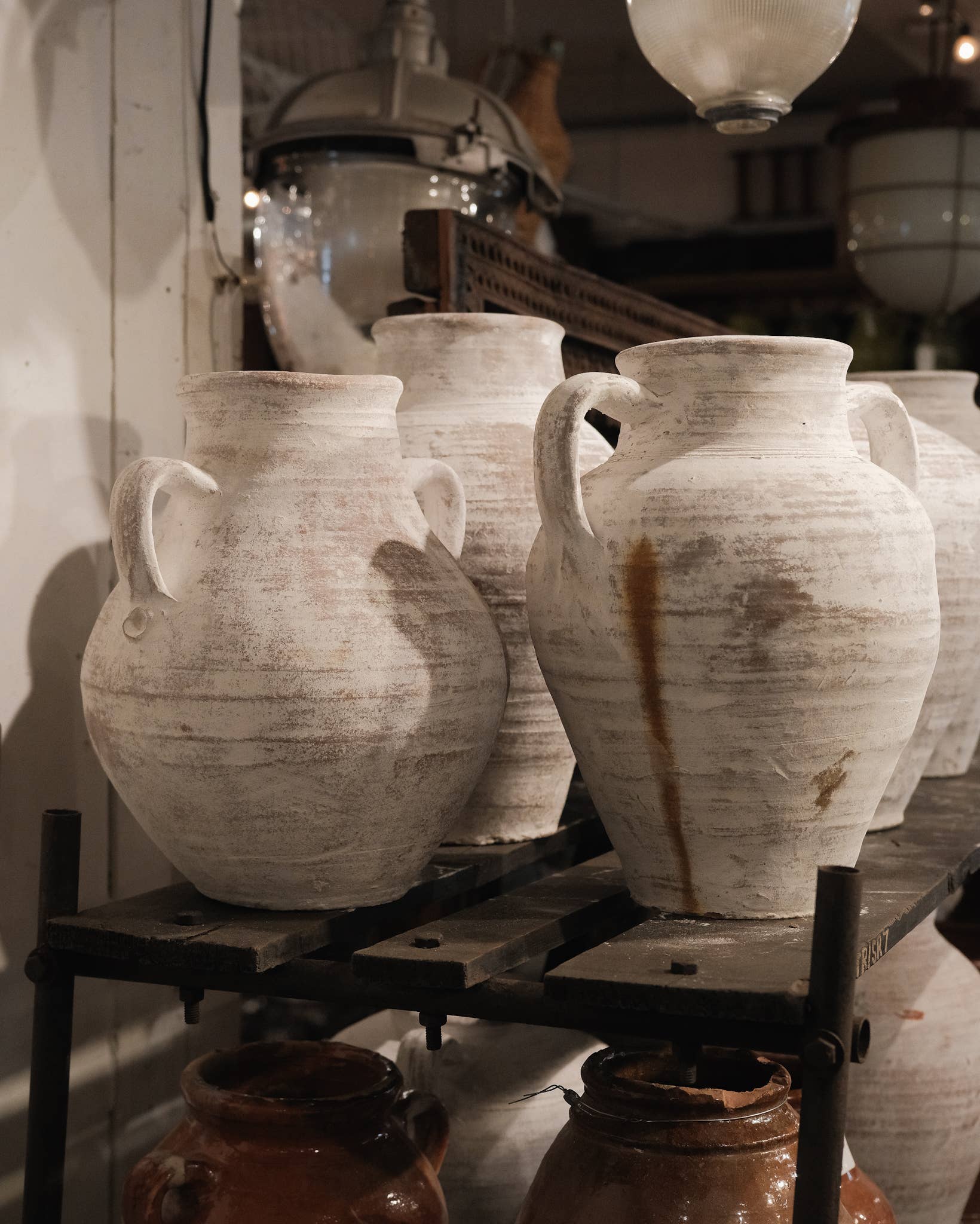 Golden Oldies Antiques - Vente Urnes - Urne en terre cuite patinée blanc vieilli2