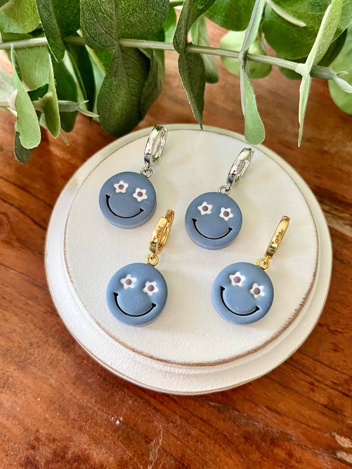 Créoles Flower Power pour la vente par Happy and Hannahmade