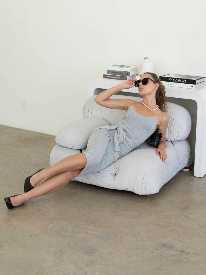 Vestido entallado gris con cinturones para venta al por mayor de KTNN Studio Inc.