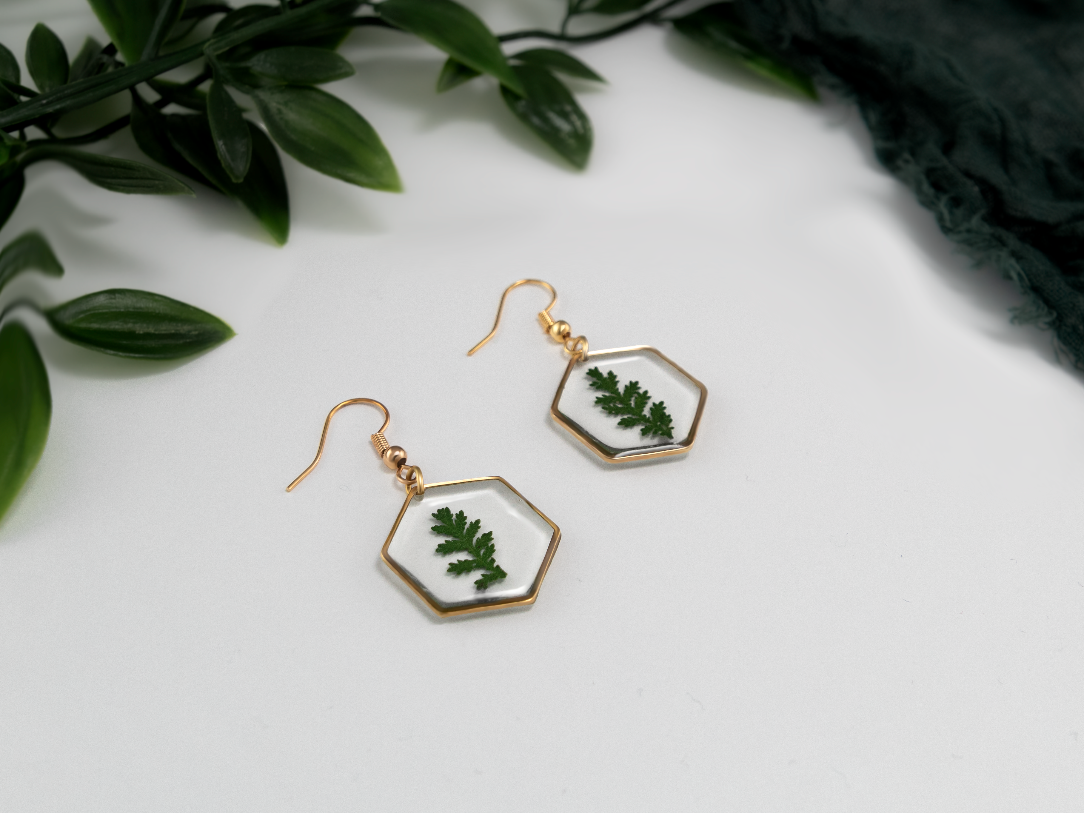 Allie and Posie – wholesale Dangle earrings – Mia hexagon dangle earrings with real dried fern in resin21