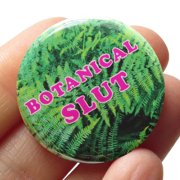 Word For Word Factory – Alfinete/botão de lapela por atacado – BOTANICAL SLUT Botão l 1,25" Presente Engraçado para Amantes de Plantas0