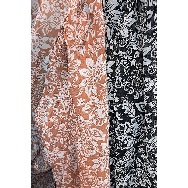 Curve Market – Großhandel Bluse – Damen – ÜBERGRÖSSE GEBLÜMTE BLUSE MIT V-AUSSCHNITT UND SMOK-TAILLE