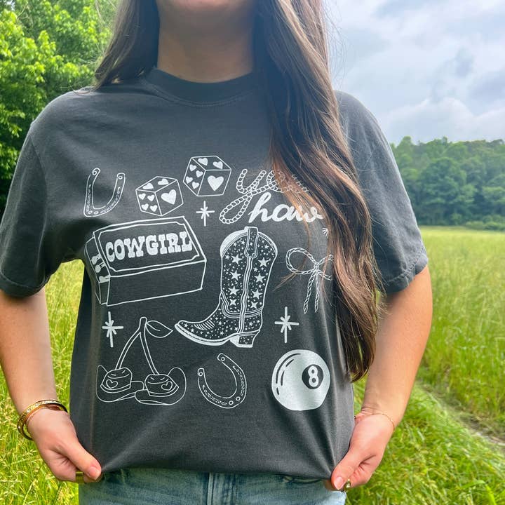 Västerländsk Cowgirl | Collage | Tändsticksask | Grafisk T-shirt för wholesale av The American Honey