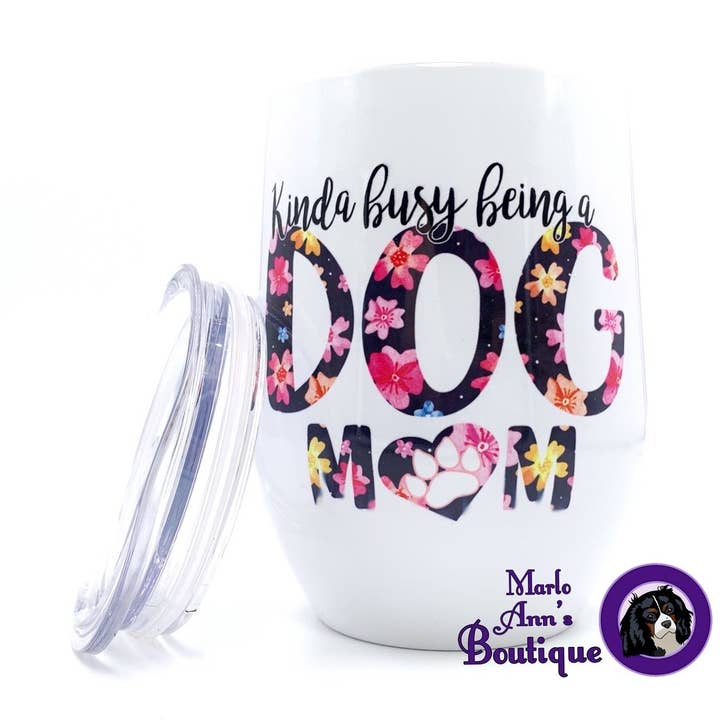Kinda Busy Being a Dog Mom Weinglas für den Großhandel von Marlo Ann's Boutique