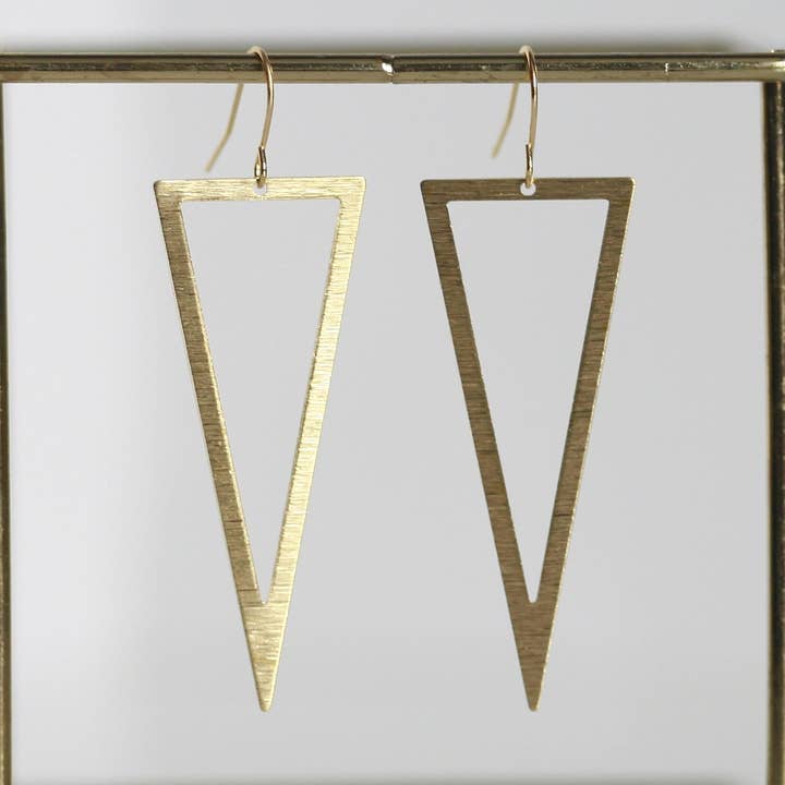 Örhängen i mässing med triangelformat geometriskt motiv för wholesale av Kaiko Studio