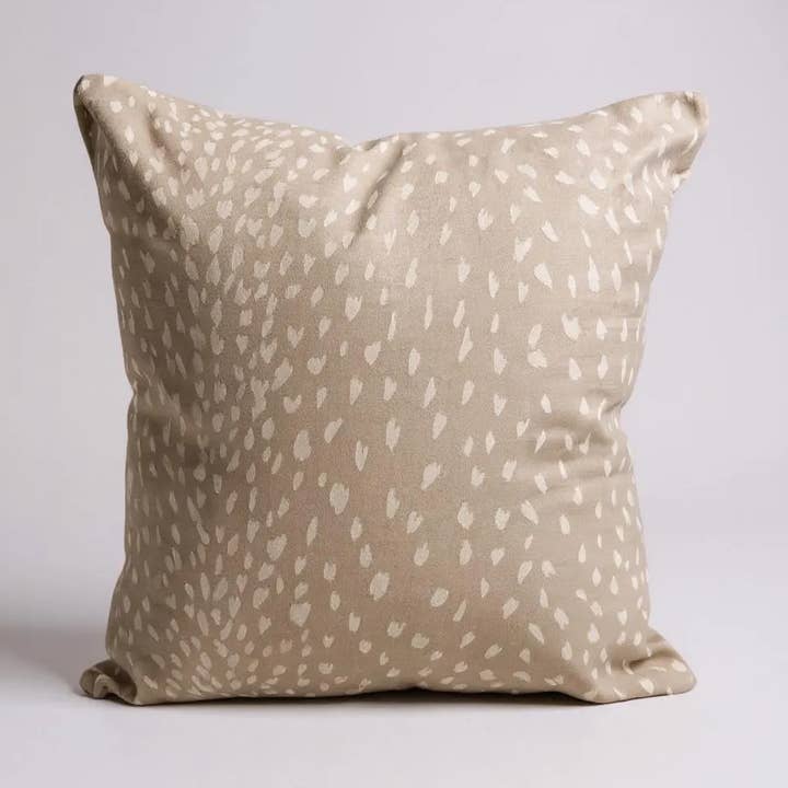 Housse de Coussin en Fausse Peau de Faon Cousue à la Main Luxe Rus pour la vente par Pagel & Sons