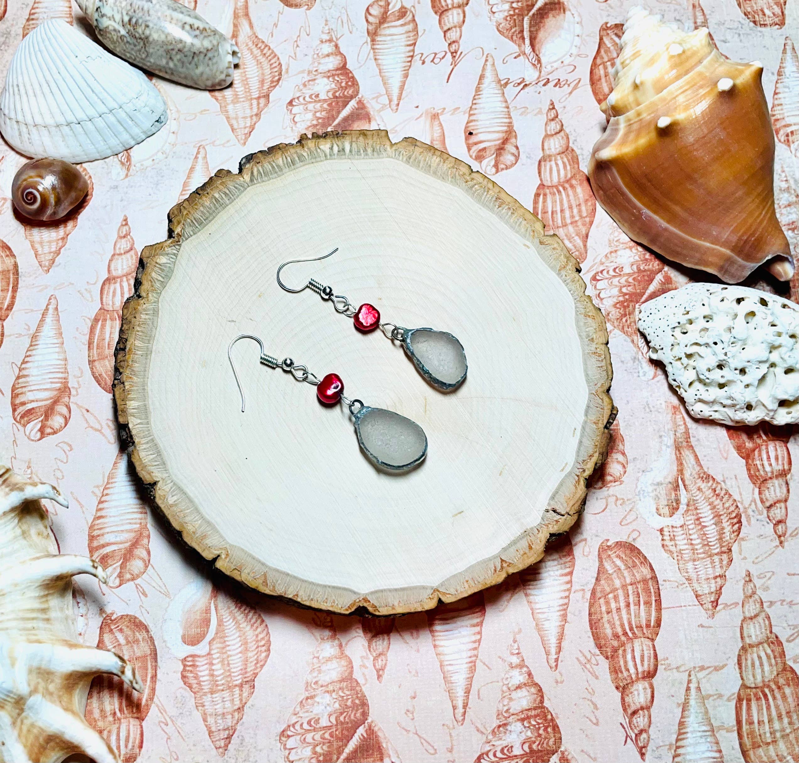 Cyn Elizabeth Studios – wholesale Hängande örhängen – Kodiak Classic Rustika Sjöglas och Pärlörhängen2