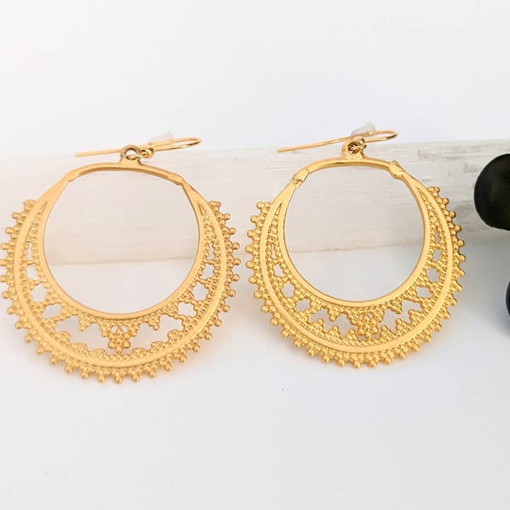 Gouden oorbellen met gestippelde hoepel voor wholesale door Bliss Vibez