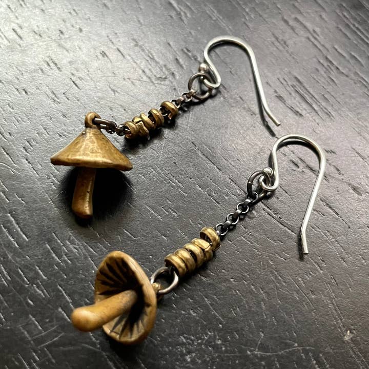 Små mässingssvampörhängen för wholesale av Jennifer Kahn Jewelry